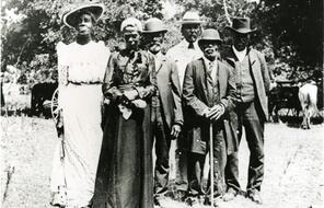  A group of African Americans soberly observe Juneteenth in their hats, canes and bonnets in Austin, TX, 1900.