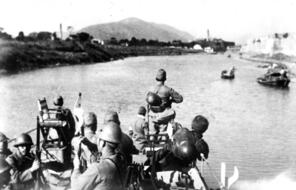 Vehicles of the Japanese Navy enter the port of Nanking, and thus support with their guns the arrival of tank regiments from the land side. 