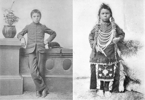 Sur la gauche se tient un garçon avec les cheveux longs portant des vêtements traditionnels autochtones. Sur la droite, on voit le même garçon avec les cheveux courts, vêtu d’un costume. 
