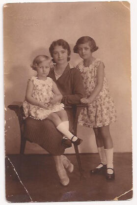 Holocaust survivor Ava Kadishson Schieber, her mother and sister, Suzanne.